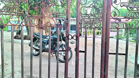 ఆలయం గేటుకు తాళం వేసిన అయ్యప్ప భక్తులు 