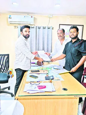 ఫోర్జరీ పత్రాలతో రిజిస్ట్రేషన్లపై ఫిర్యాదు 