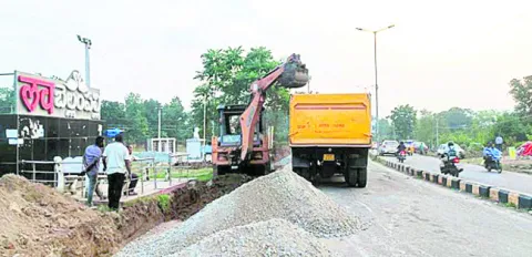 రోడ్డు విస్తరణ పనులు షురూ

