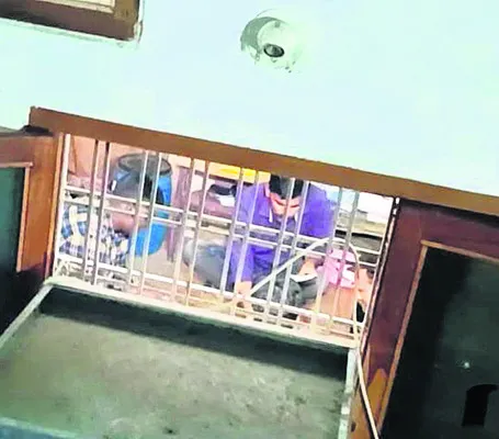 ఎక్సైజ్‌ స్టేషన్‌లో కానిస్టేబుళ్ల పేకాట