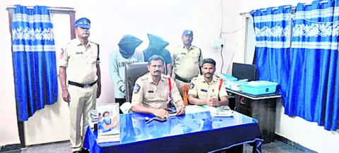 గంజాయి కేసులో ఇద్దరు విద్యార్థులు అరెస్టు 