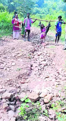 తేవడం.. తీసుకెళ్లడం.. అంతా డోలీలోనే... 