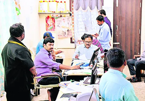 రిజిస్ట్రేషన్స్‌ శాఖలో ఏసీబీ అలజడి 