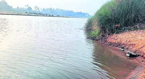 ఇరుకు దారులతో అవస్థలు 