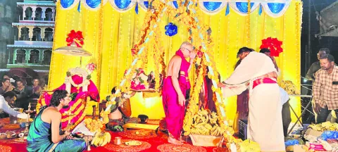 వైభవంగా పడమటి అంజన్న తులాభారం 