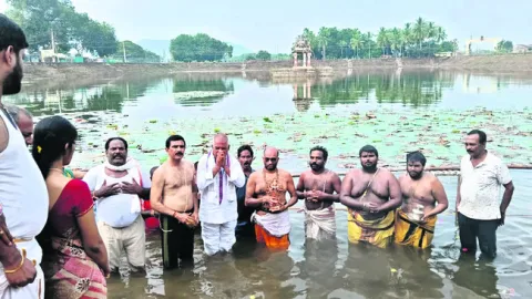 నేత్రపర్వం.. శోభనాచలుడి చక్రస్నానం 