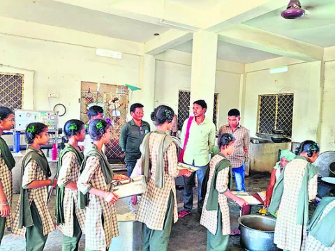 ఆశ్రమ పాఠశాల సందర్శన 