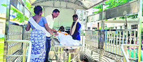 మానవత్వం చాటుకున్న ఏఎస్‌ఐ 