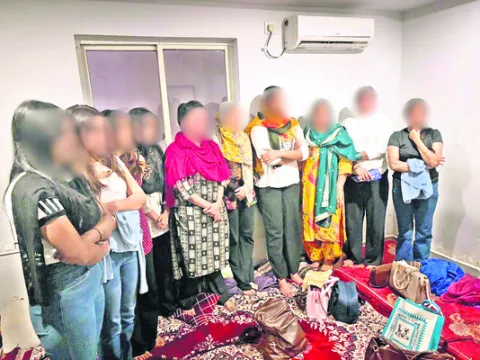 హైటెక్‌ వ్యభిచారం గుట్టు రట్టు 