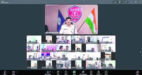 ఫిర్యాదుదారులతో మర్యాదగా ప్రవర్తించాలి