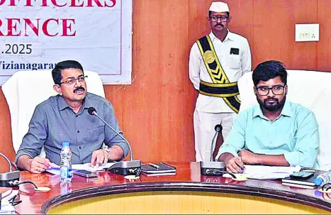 రెవెన్యూశాఖపై కలెక్టర్‌ ఆగ్రహం