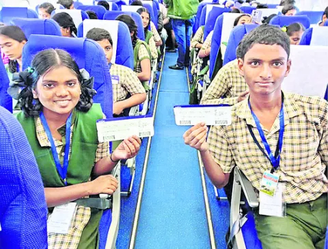 ఇద్దరు విద్యార్థులకు ఇస్రో శాస్త్రవేత్తలను కలిసే అవకాశం