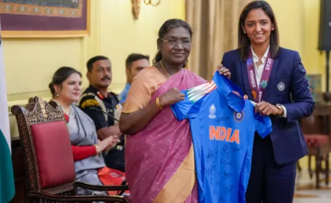 Indian womens cricket team presents President Murmu with signed jersey