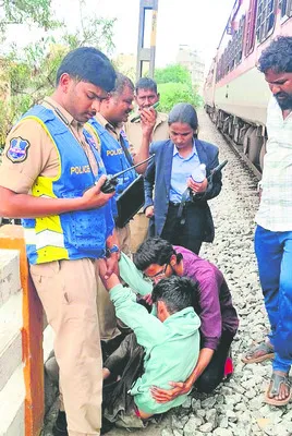స్టేటస్‌ పెట్టి విద్యార్థి ఆత్మహత్యాయత్నం 
