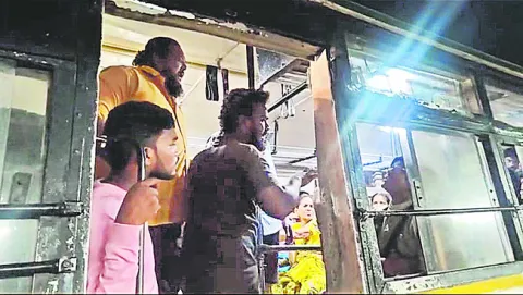 టికెట్‌ తీసుకోమన్నందుకు దాడి 