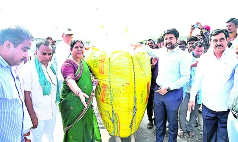 సీసీఐ కేంద్రాల్లో           మద్దతు ధర 
