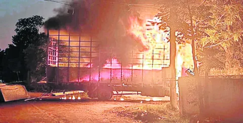 థర్మాకోల్‌ షీట్ల లారీ దగ్ధం 