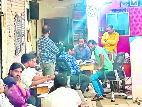 సబ్‌ రిజిస్ట్రార్‌ కార్యాలయాల్లో ఏసీబీ దాడులు 