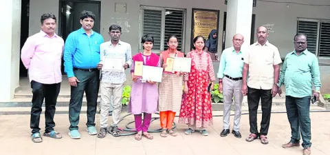 విజేతలకు బహుమతుల ప్రదానం