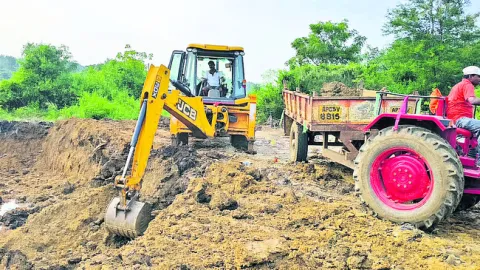 చెరువులో మట్టి మాయం..!