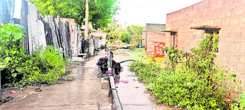 సొంత ఖర్చుతో నీటిని తోడుతున్న కాలనీ వాసులు.. 