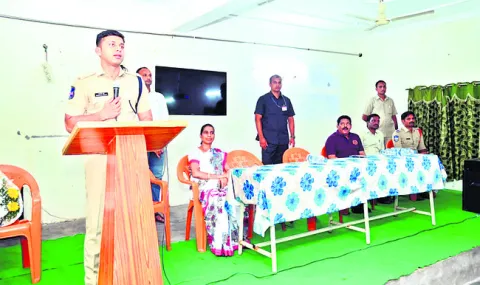 సైబర్‌ నేరగాళ్లతో అప్రమత్తంగా ఉండాలి