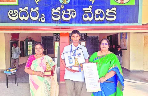 జాతీయస్థాయిలో మోడల్‌స్కూల్‌ విద్యార్థి ప్రతిభ