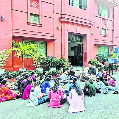 వినూత్న నిరసన 