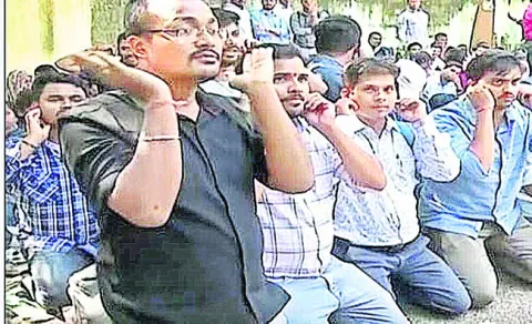 సంస్కృత ఉపాధ్యాయ అభ్యర్థుల నిరసన 