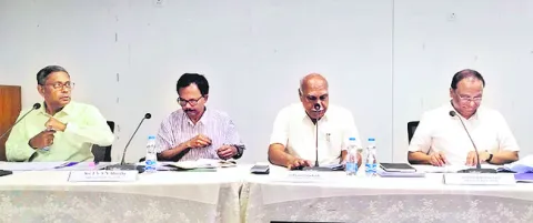 విద్యుత్‌ లో ఓల్టేజ్‌ సమస్య పరిష్కరించాలి 