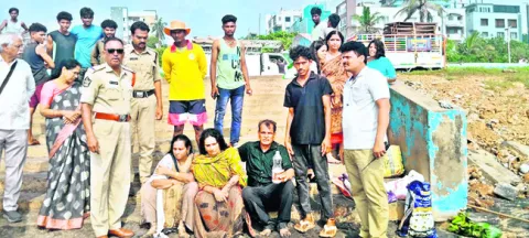 మహిళలను కాపాడిన లైఫ్‌గార్డులు