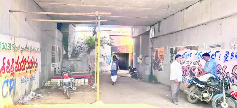 అండర్‌ బ్రిడ్జి నడక దారి ఆక్రమణ