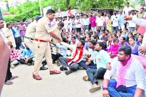 బకాయిలు చెల్లించాలంటూ ఆందోళన 
