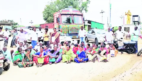 రోడ్డెక్కిన వేరుశనగ రైతులు 