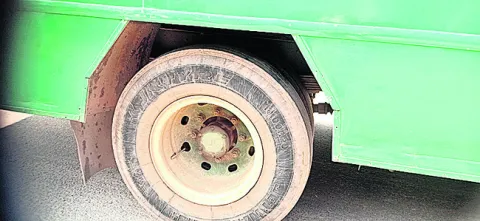 బస్సు వెనుక భాగంలో పొగలు 