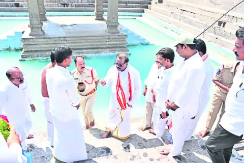 పుష్కరిణిలోకి భక్తులను అనుమతించాలి