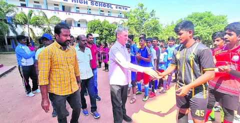 ఉత్సాహంగా ఫుట్‌బాల్‌ పోటీలు