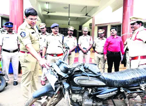 చోరీ కేసుల్లో దొంగల అరెస్ట్‌ 