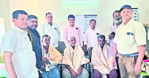 అన్నదమ్ములు ఆదర్శనీయులు 