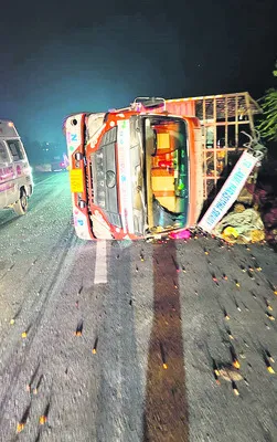 పామాయిల్‌ లోడ్‌తో వెళ్తున్న డీసీఎం బోల్తా