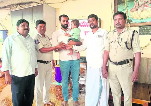 నిజాయితీ చాటుకున్న ఆలయ సిబ్బంది