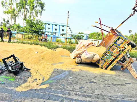 ట్రాక్టర్‌ను  ఢీకొన్న లారీ