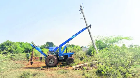 జగనన్న కాలనీలో విద్యుత్‌ స్తంభాల తొలగింపు 