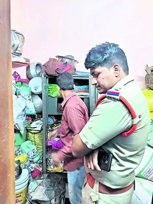 వల్లంపూడిలో పట్టపగలే దొంగతనం