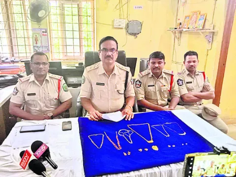 చోరీ కేసులో 100 గ్రాముల సొత్తు స్వాధీనం