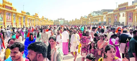 శ్రీమఠంలో భక్తుల రద్దీ 