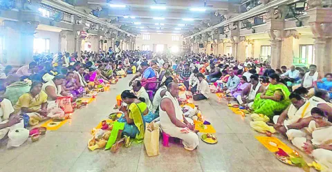 రత్నగిరి కిటకిట 