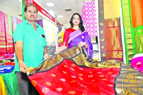 50 శాతం రాయితీతో మహిళల దుస్తుల విక్రయాలు 