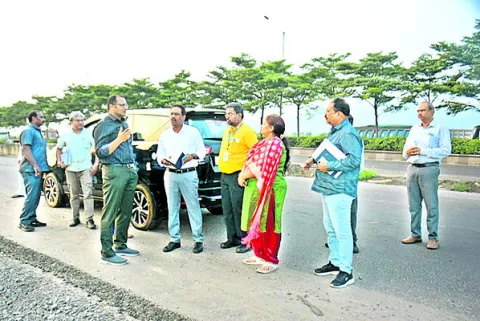 త్వరితగతిన రోడ్ల పనులు  