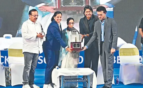 Indian cricketer Richa Ghosh honoured by Bengal government7